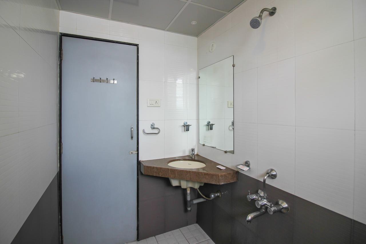 Oyo 24197 Saptaruchi Hotell Pimpri-Chinchwad Exteriör bild